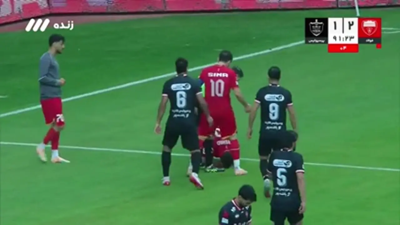 گریه‌های غم انگیز فرشاد احمدزاده بعد از گلزنی به پرسپولیس